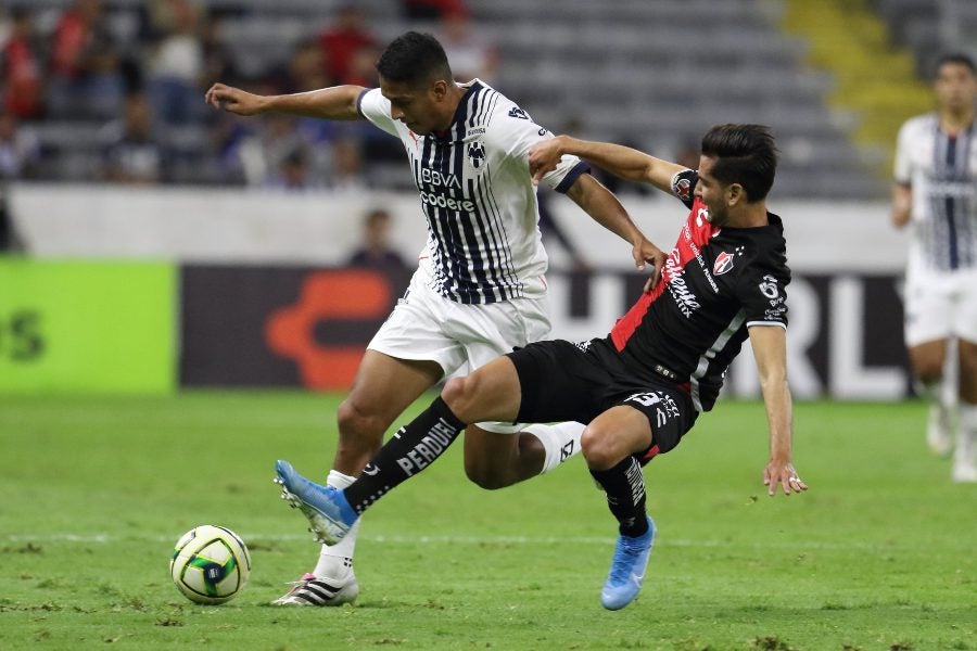 Lucha por el balón entre jugadores de Atlas y Rayados en el Estadio Jalisco 