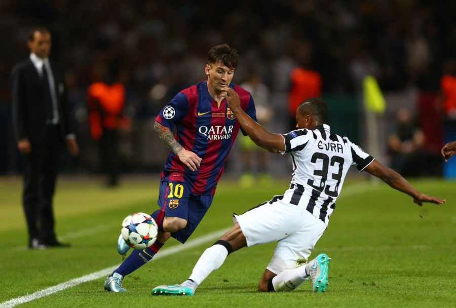 Patrice Evra jugando ante Messi