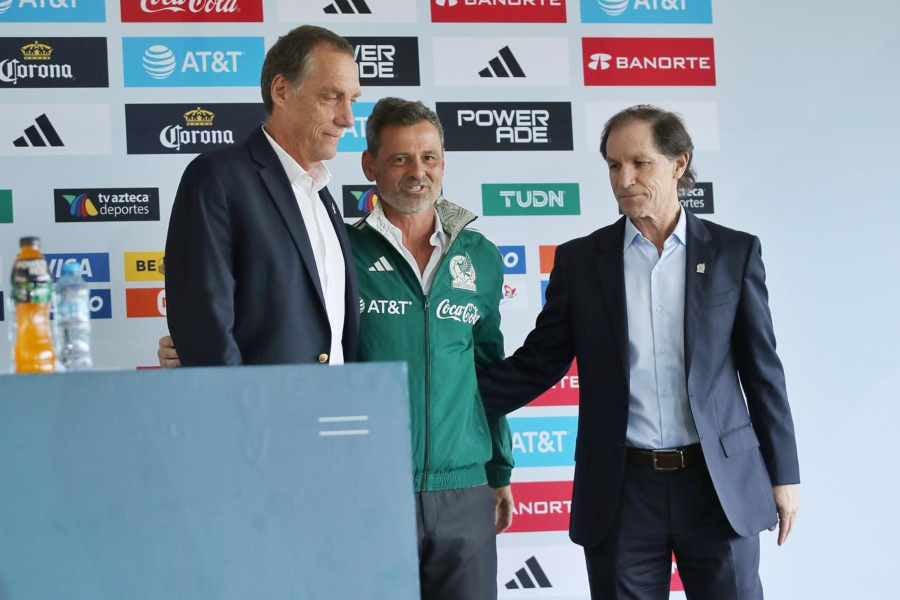 Diego Cocca portando la chamarra de la Selección Mexicana