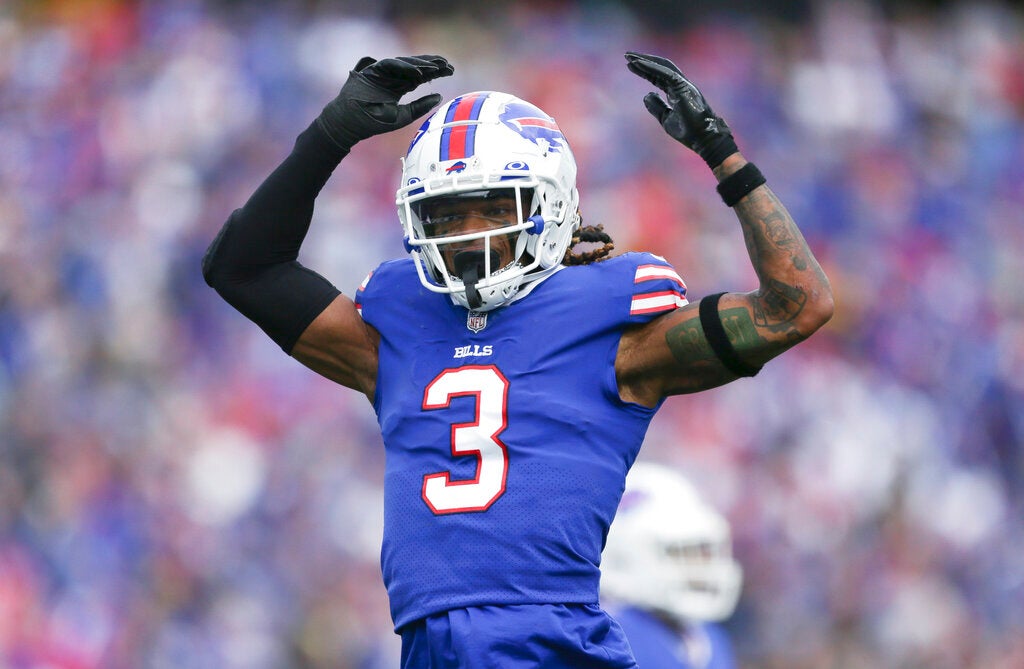 Damar Hamlin en partido con los Bills