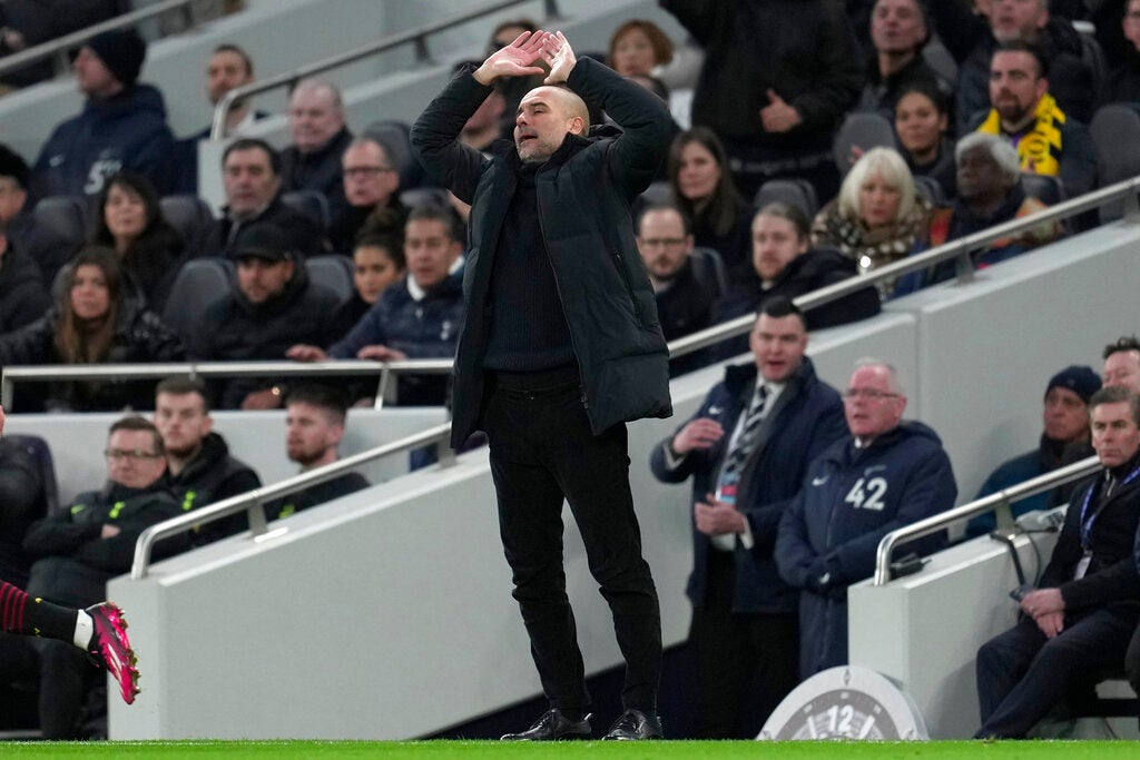 Guardiola en la banca dirigiendo un partido