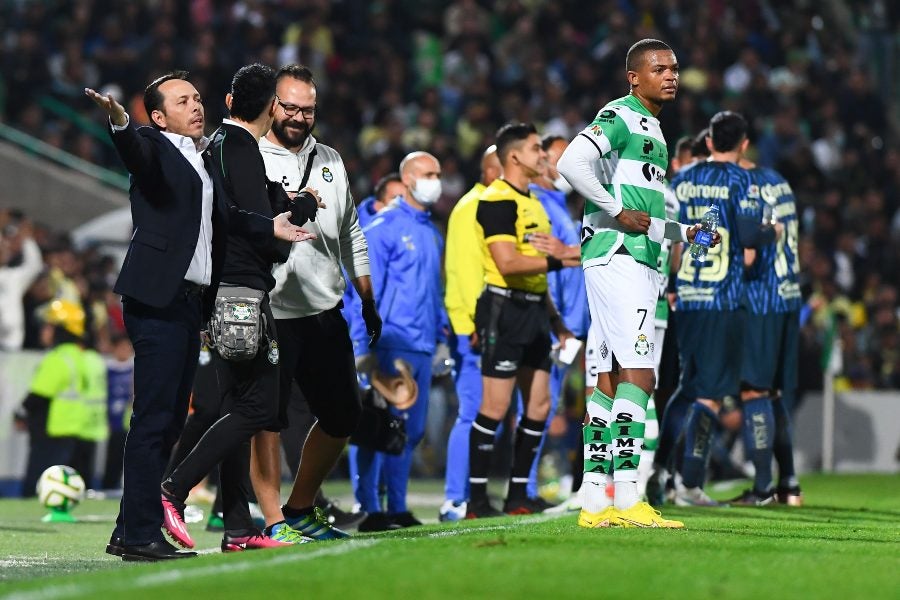 Fentanes dirigiendo a Santos en partido contra América 