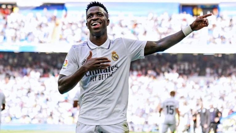 Vinicius Jr bailando en el Bernabéu tras anotar 