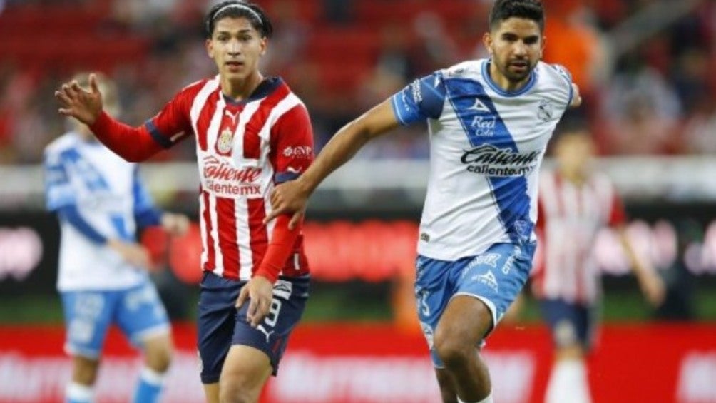 Chivas y Puebla en un partido de Liga Mx