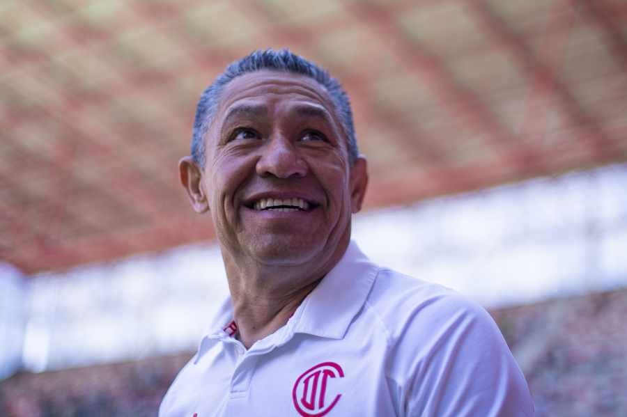 Nacho Ambriz dirigiendo a Toluca