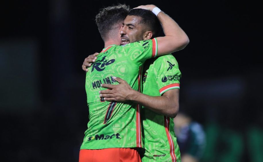 Jugadores de FC Juárez en festejo de gol