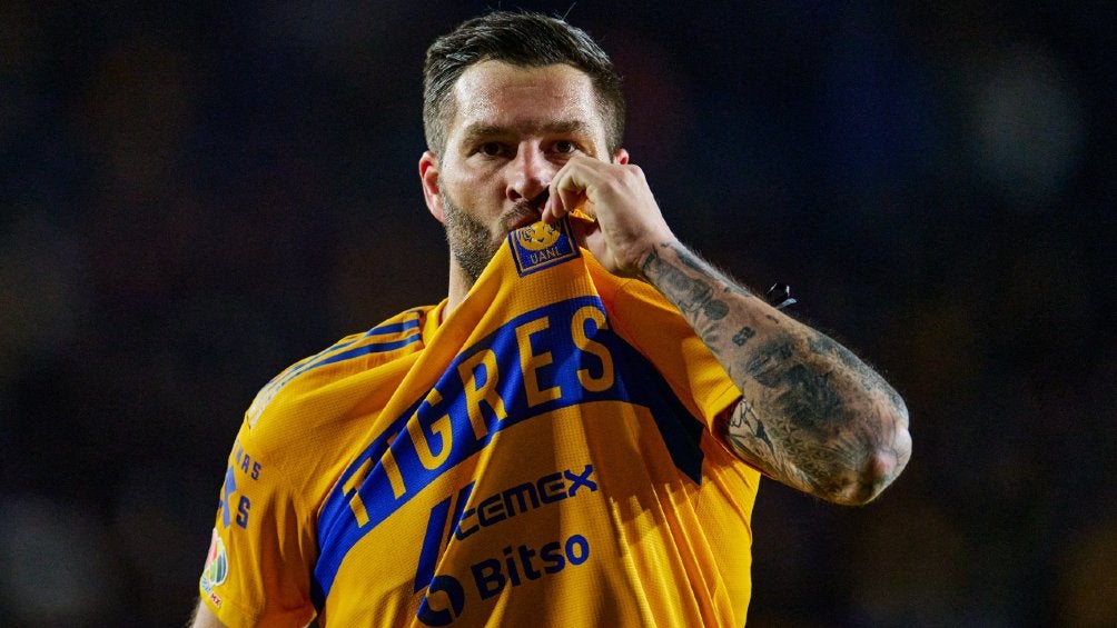 Gignac besa el escudo de Tigres