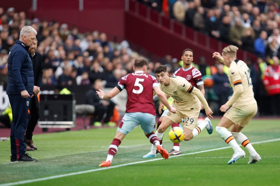 Pelea por el esférico en partido del West Ham vs Chelsea de la Premier League 