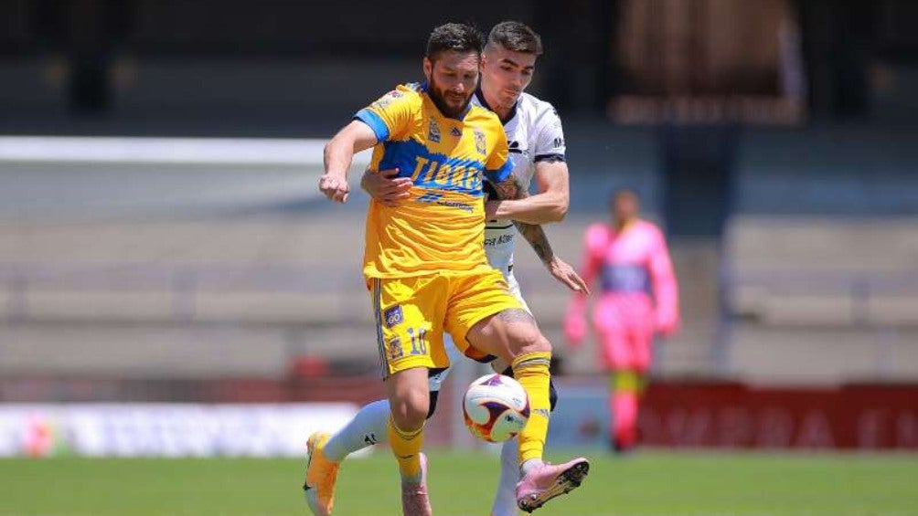 Tigres vs Pumas en un partido