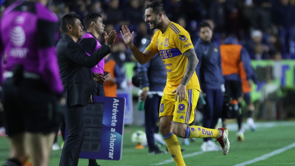 Chima Ruiz celebra con Gignac 