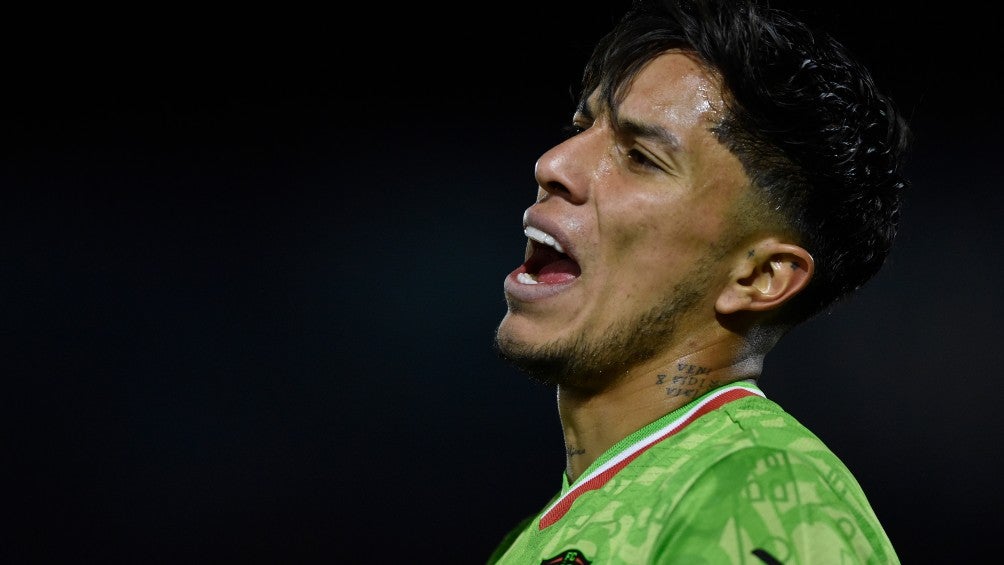 Carlos Salcedo durante el partido ante Santos