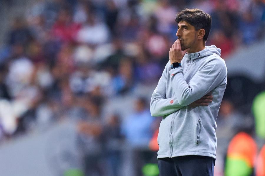 Paunović pensativo en juego con las Chivas 