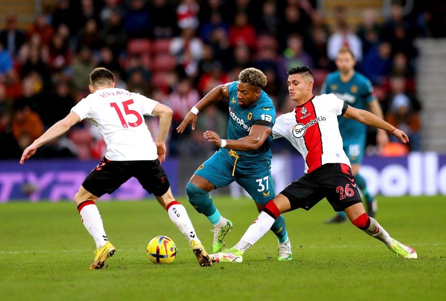 Adama Traoré luchando por el esférico entre dos jugadores