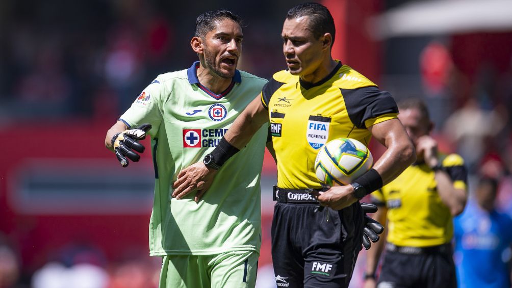 Corona reclamandole al arbitro