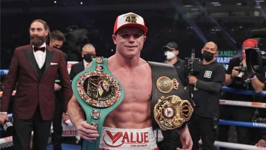 Canelo Álvarez en el ring, mostrando sus títulos