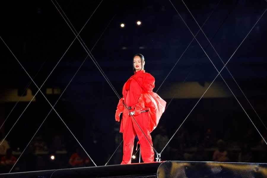 Rihanna con un outfit rojo