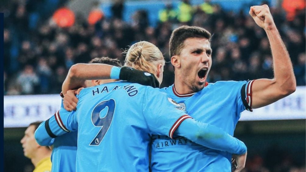 Haaland celebra gol con sus compañeros de equipo un gol