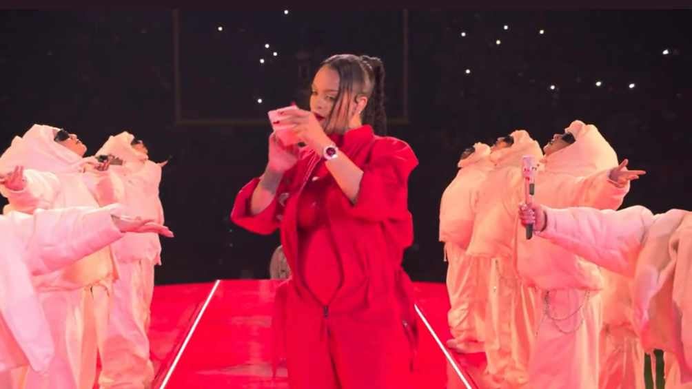 Super Bowl 2023: Rihanna promocionó su línea de maquillaje en pleno show de medio tiempo