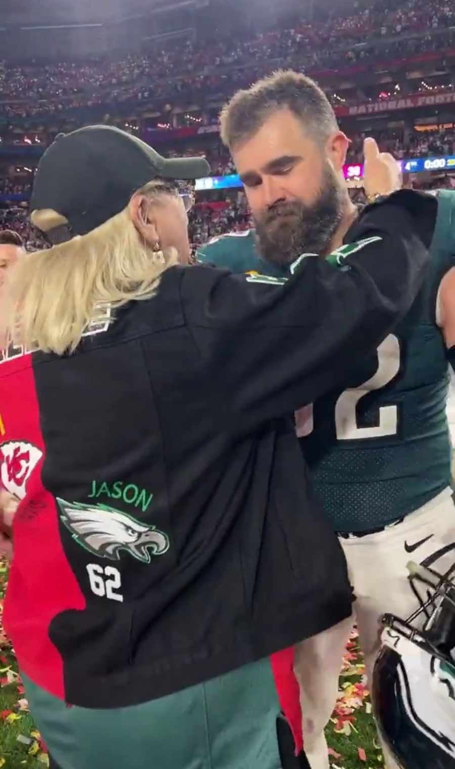 Donna Kelce con su hijo