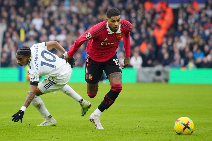 Rashford burlándose a jugador del Leeds