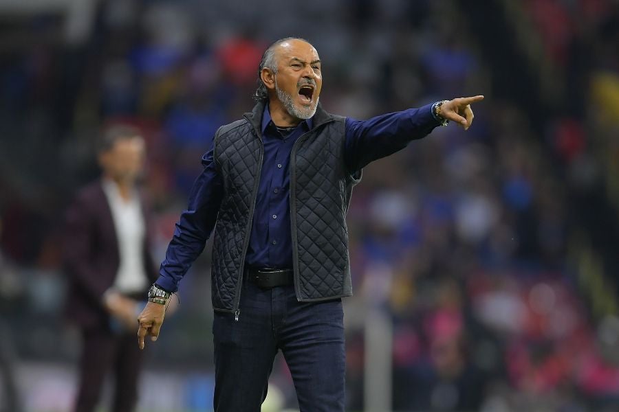 Raúl Gutiérrez dirigiendo encuentro con Cruz Azul  