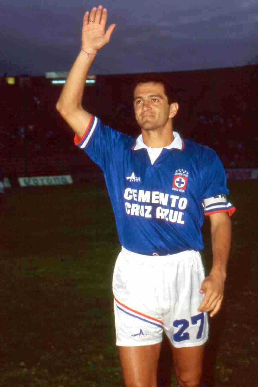 Carlos Hermosillo con la camiseta de Cruz Azul