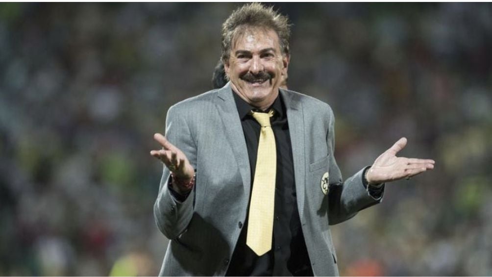 Ricardo La Volpe en su etapa como entrenador de las Águilas del América