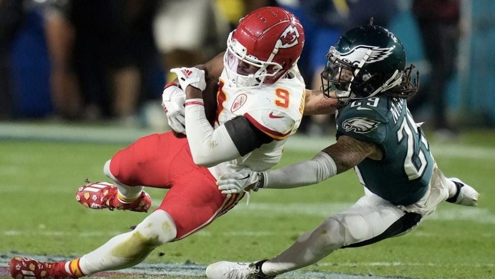 Juju Smith-Schuster sufrió un holding que puso a los Chiefs en zona de puntos