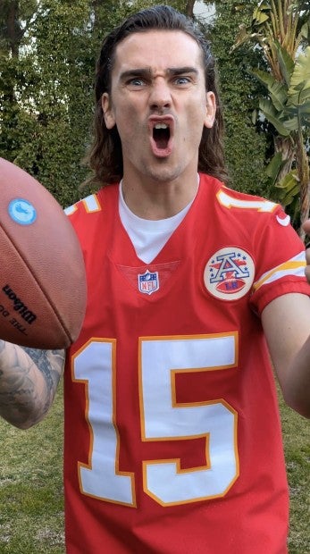 Griezmann posando con el jersey de Pat Mahomes