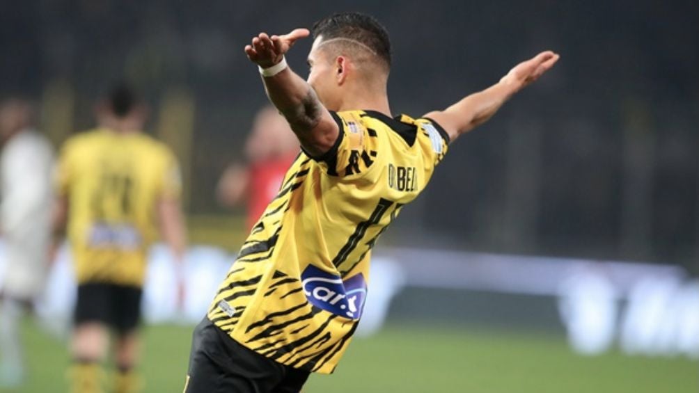 Orbelín celebra gol con el AEK