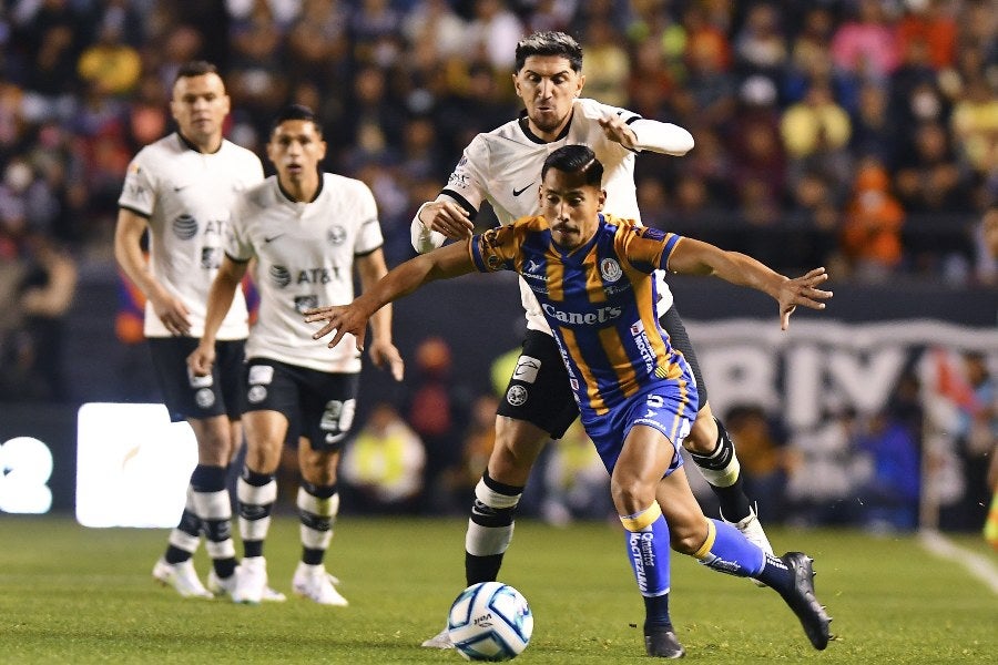 Pelea del esférico entre jugador de San Luis y América 