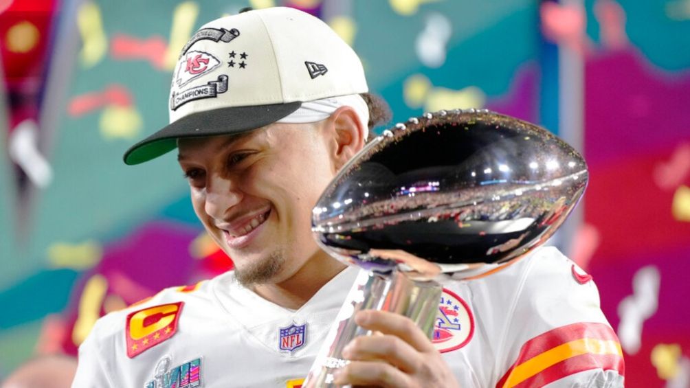 Mahomes con el Vince Lombardi 