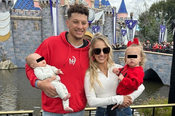 Mahomes y su familia en Disney