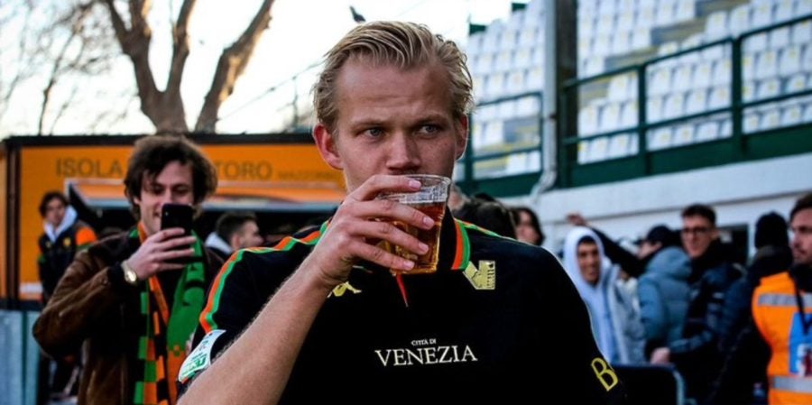 Joel Pohjanpalo tomando cerveza 