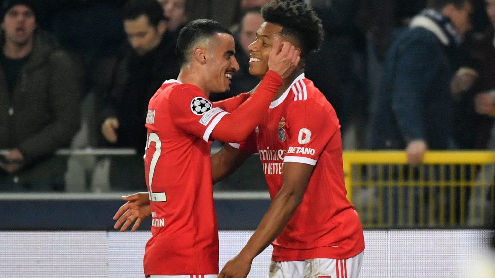 David Neres celebra con su compañero tras marcar el segundo gol