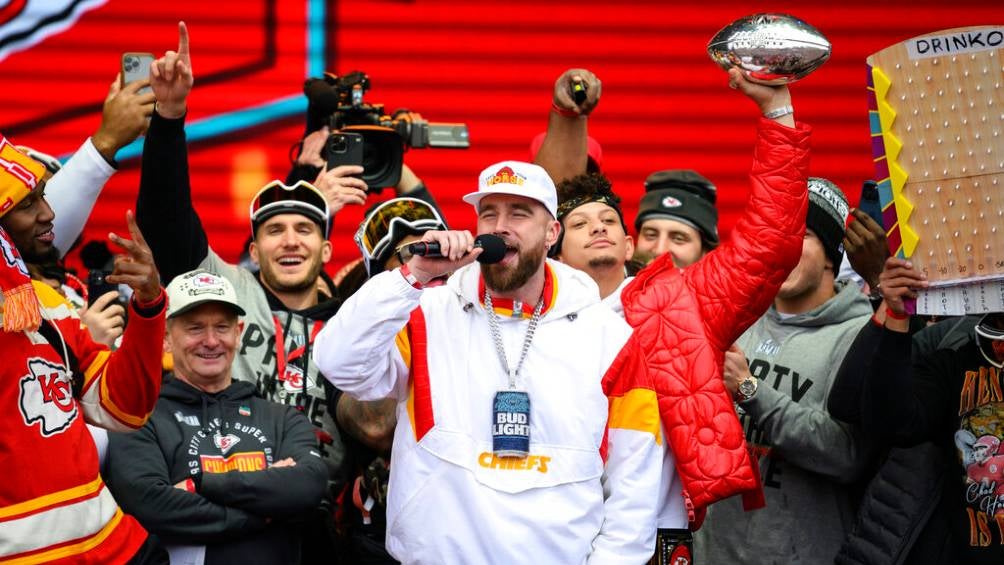 Travis Kelce presente en el desfile del Campeón