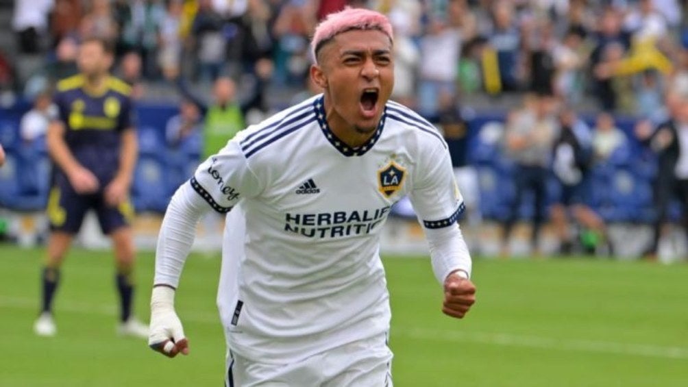 Julián Araujo en festejo con LA Galaxy