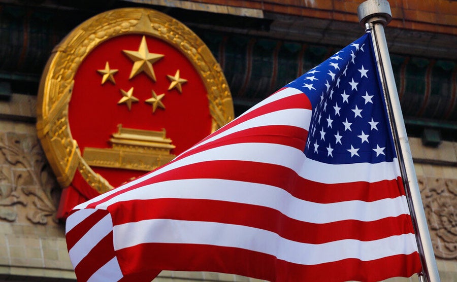 Bandera estadounidense ondea junto al emblema nacional chino durante una ceremonia de bienvenida en el Gran Salón del Pueblo, en Beijing