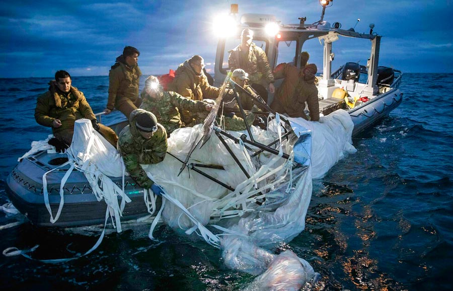 Marineros estadounidenses recuperando restos del globo chino