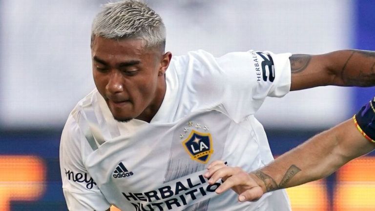 Julian Araujo con LA Galaxy