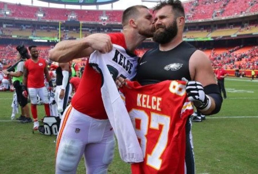 Travis y Jason Kelce en foto en partido de la NFL 