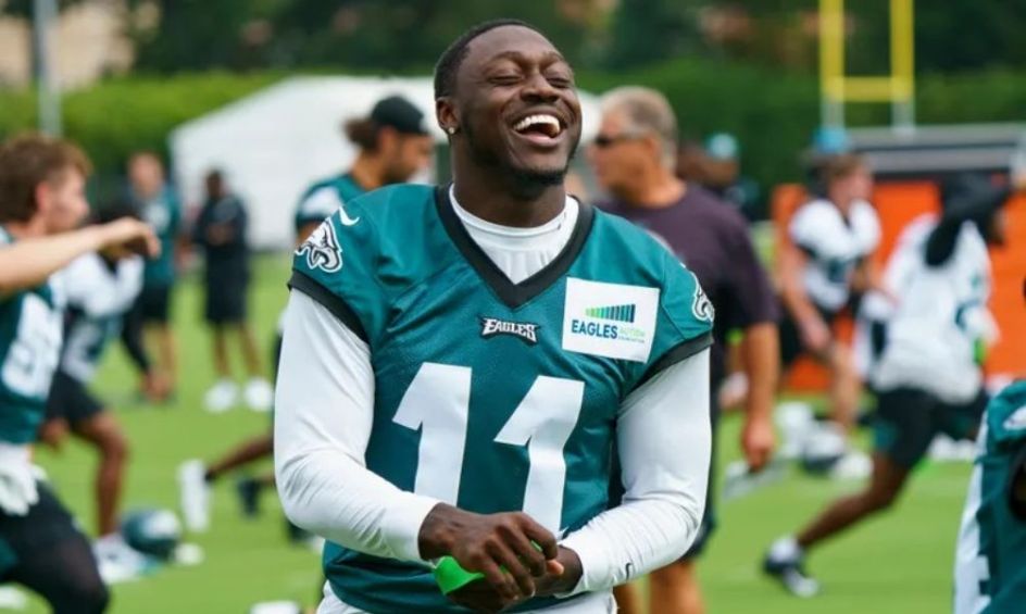 Aj Brown riendo durante un entrenamiento de los Eagles