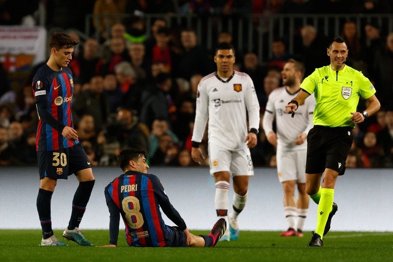 Pedri lesionado en el terreno de juego