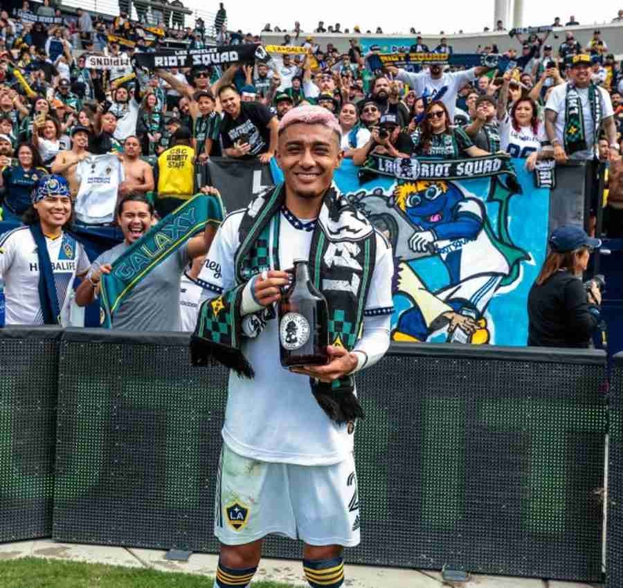 Julian Araujo en partido de LA Galaxy