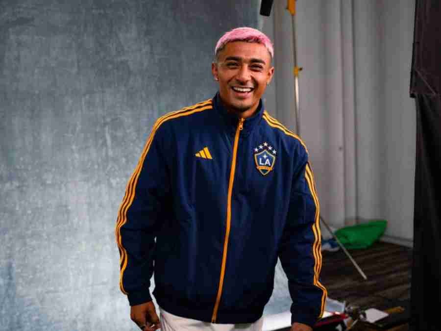 Julián Araujo con LA Galaxy