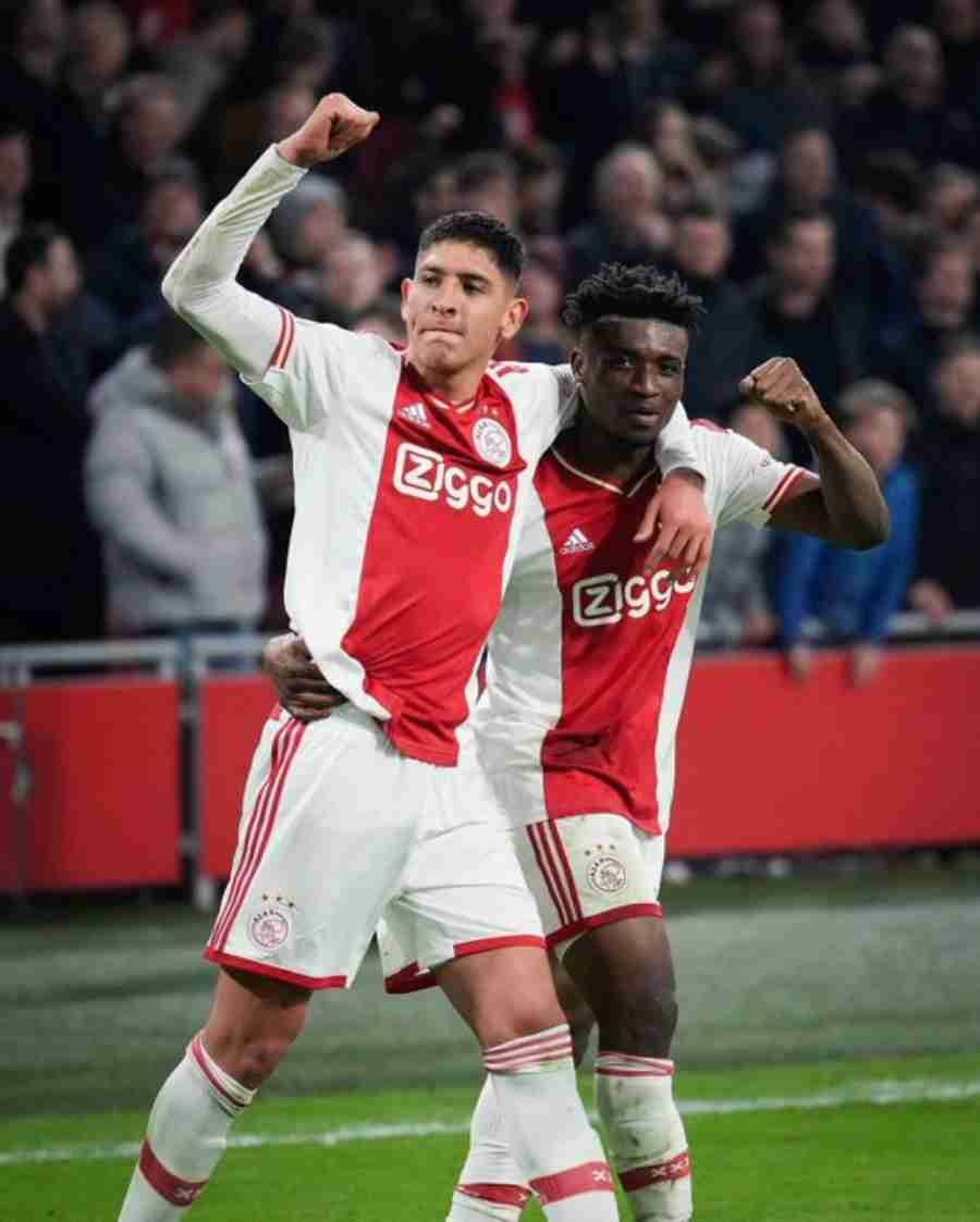 Edson Álvarez en partido con Ajax