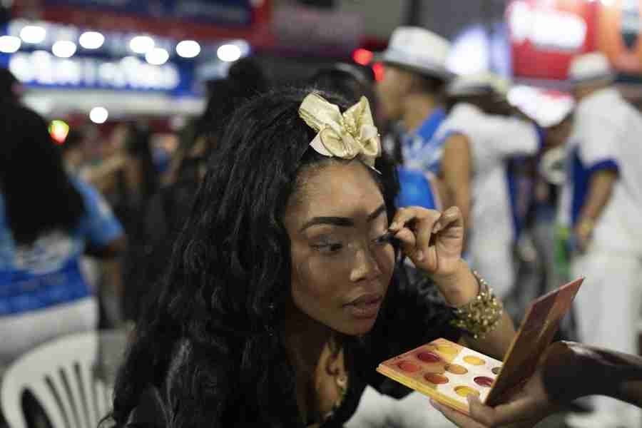 Mujer se maquilla para el carnaval de Brasil