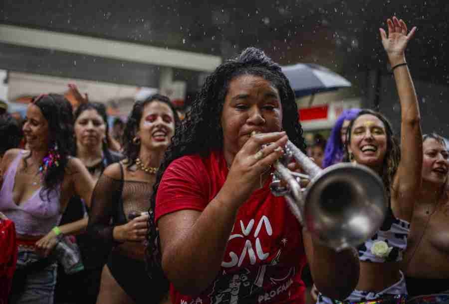 Mujer toca en fiesta callejera en Brasil