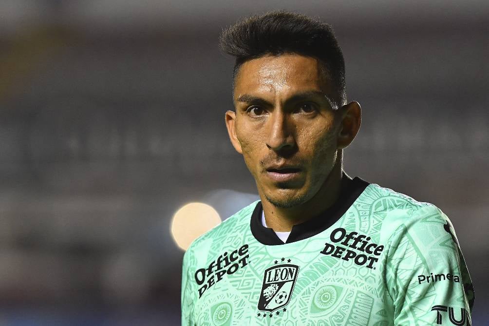 Ángel Mena en partido con León