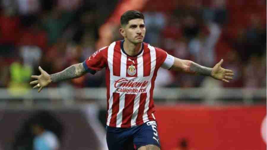 Víctor Guzmán celebrando su gol